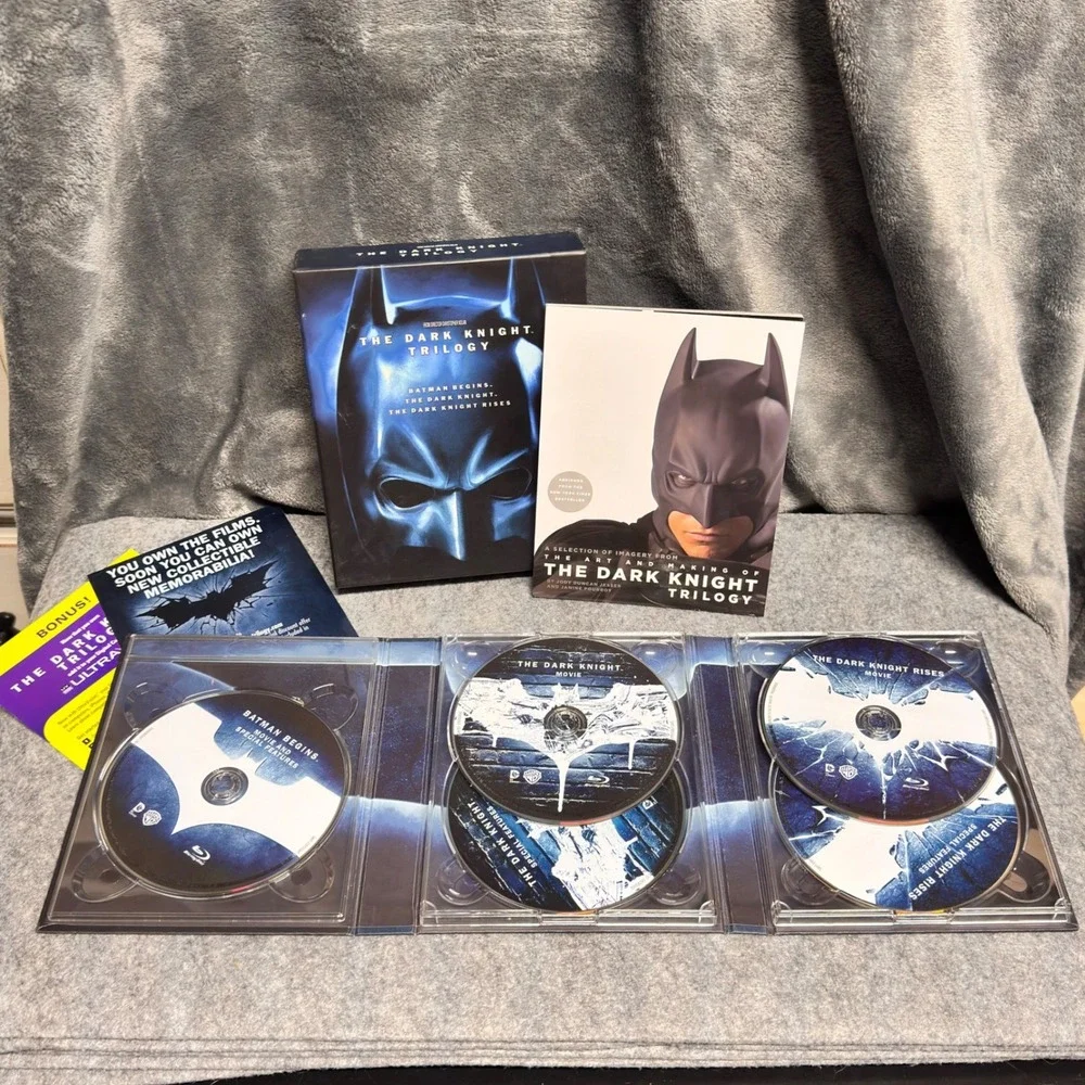The Dark Knight Trilogy Blu-ray 5-Disc Box Set Batman Begins Rises Art Book 2012 - Picture 3 of 8
